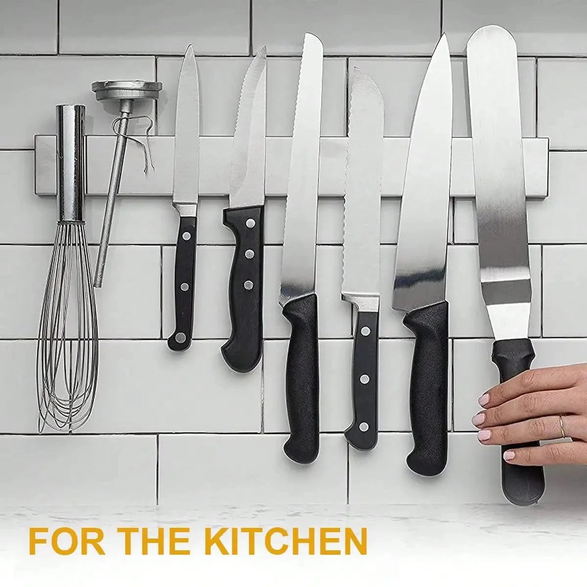 Magnetico minimalista para cocina moderna showcasing sleek kitchen tools elegantly organized on a magnetic strip.